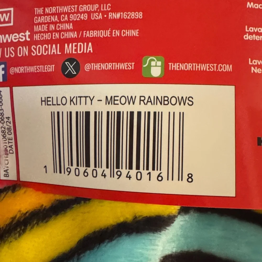 HELLO KITTY THROW (MEOW RAINBOWS)